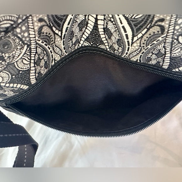 NWT Sakroots Artist Circle Flat Crossbody Black & White Doves Soulful Spirit - Picture 9 of 13
